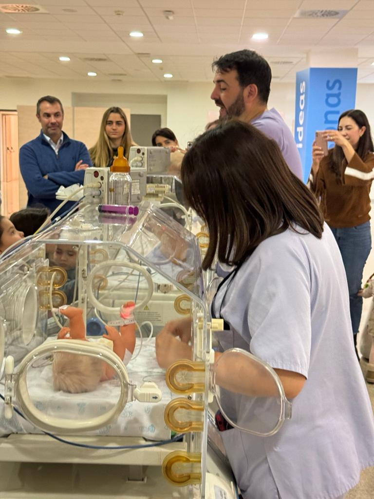 GoyoMoya's tweet photo. Hoy, pequeños ángeles que en su momento pasaron por nuestras manos vinieron a conocer el "taller de hermanos" en el pudieron ver cómo les ayudábamos a aferrarse a la vida. Vida que iniciaron antes de tiempo o alguna patología les hizo pasar por neonatos de @HospitalLaFe https://t.co/0Ja4cqy9Kh