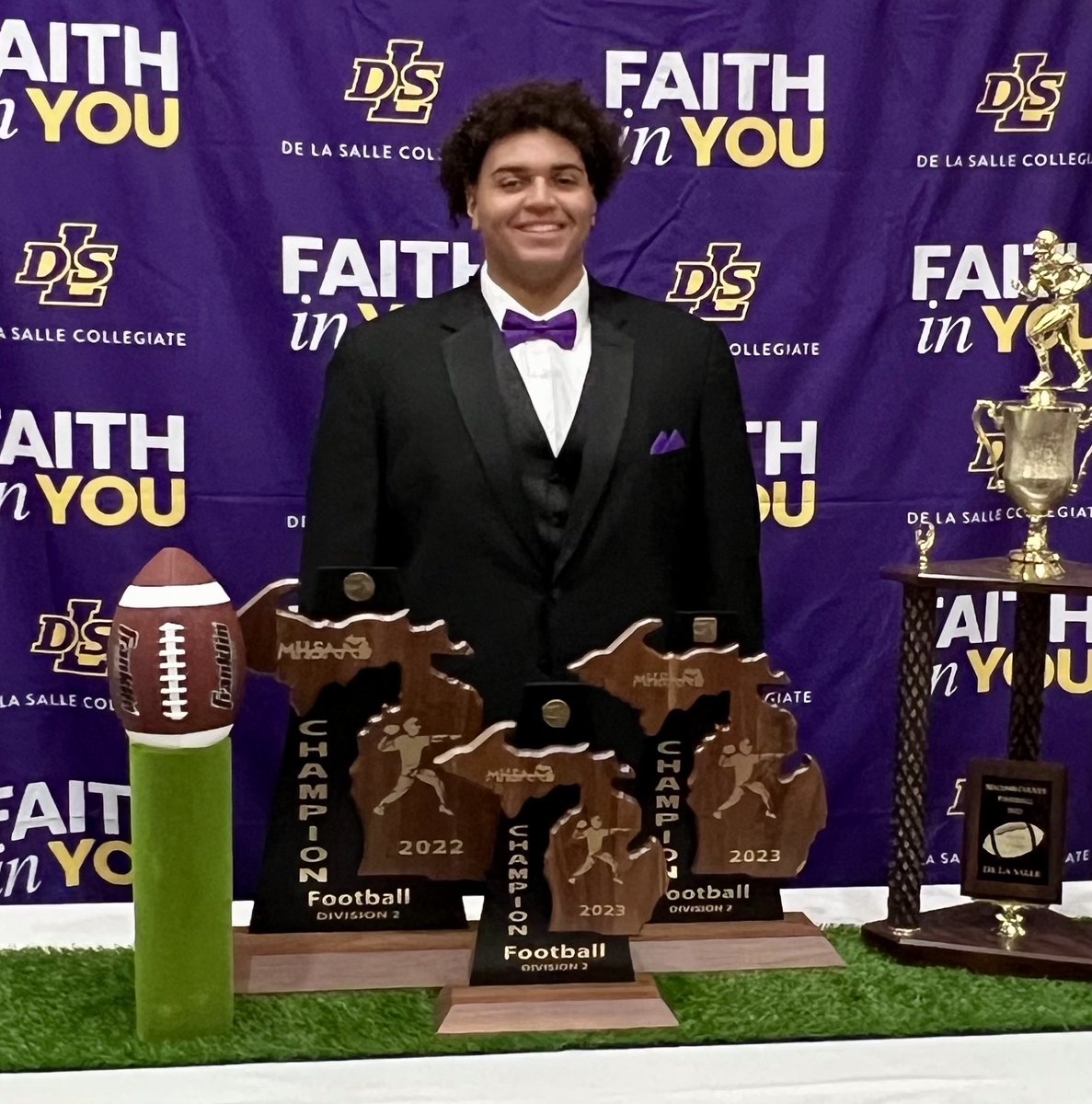 ryanross53_'s tweet image. Putting God First, Working Hard &amp;amp; Believing in myself has enabled me to achieve all of my Senior Season Football Goals. #AGTG @FerrisFootball @DLSFootball_MI 
☑️ 2024 Detroit News Blue Chip Football Prospect  
☑️ 2023 Detroit News Dream Team
☑️ 2023 Detroit Free Press Dream Team…