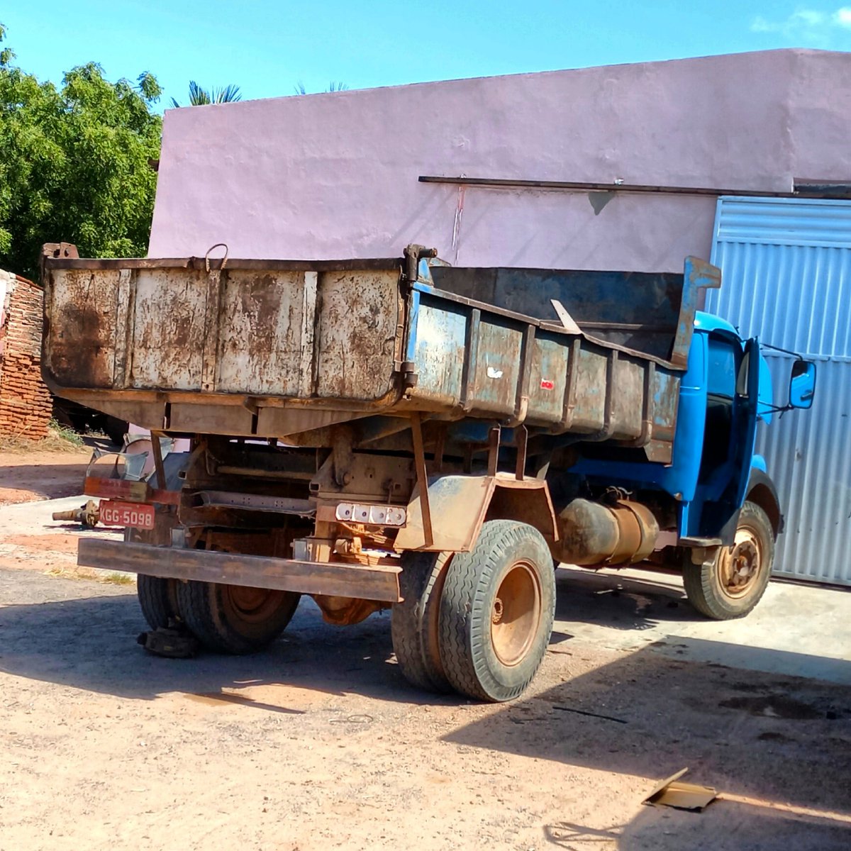 CarrosPodres's tweet photo. #Ford #Chevrolet #MercedesBenz #F75 #c10 #MB1113 #cascudo #Icó #Ceara #Brasil https://t.co/KfHDvCJbNN