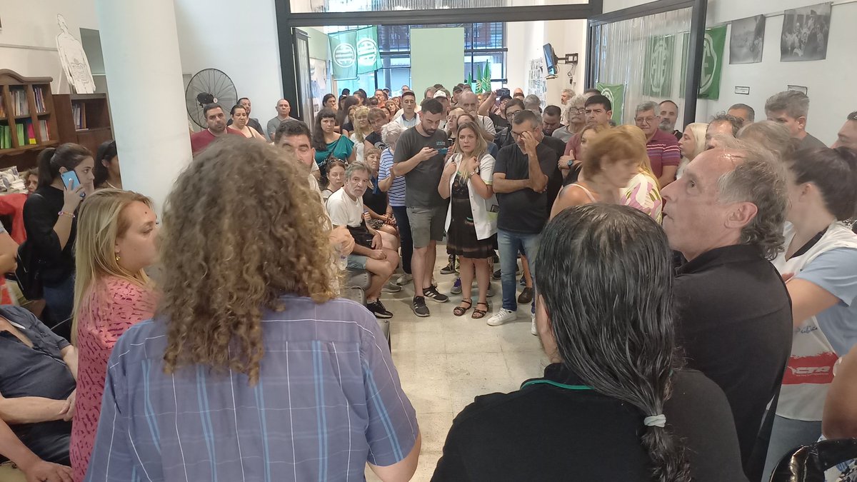 colodeisasi's tweet photo. 📢 En #Lanús realizamos el plenario multisectorial que vamos a replicar en toda la provincia.

🙋🏽‍♂️🙋‍♀️ Construyendo el Paro Nacional del 24 de enero.

👊🏻 No al DNU
👊🏻 No a la Ley Ómnibus

#Soberanía #Trabajo #Producción https://t.co/vcbdG0zPJg