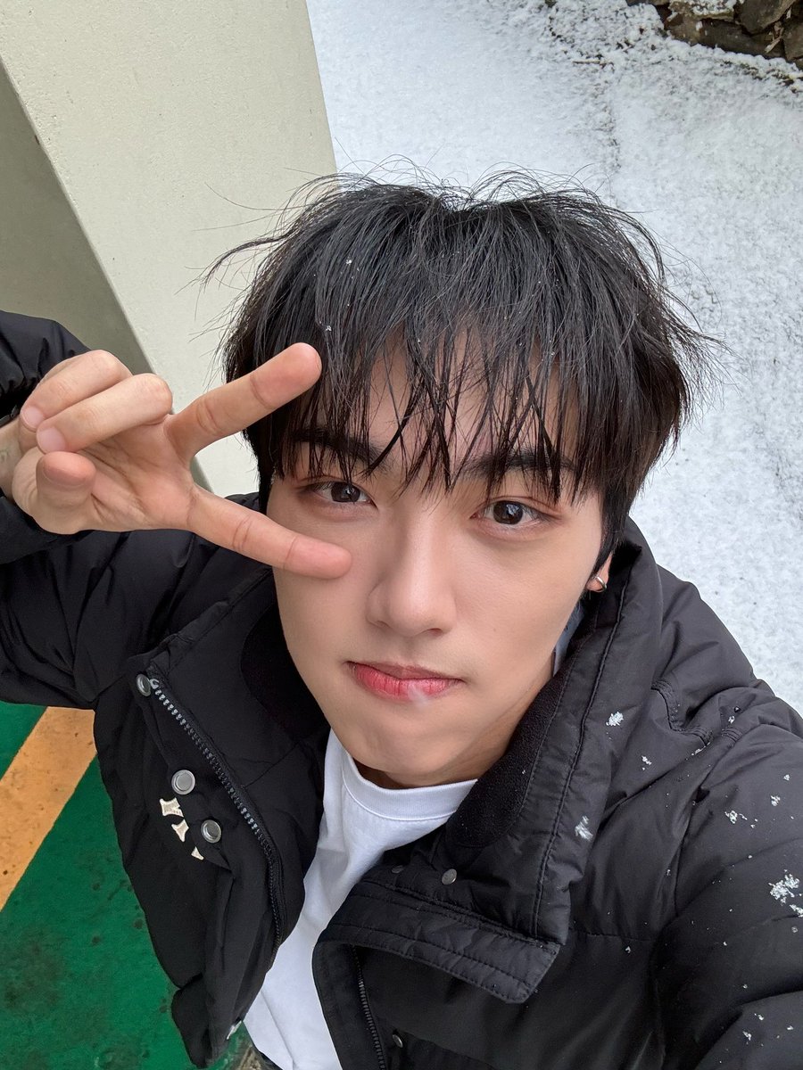 allfor24kplus's tweet photo. [Xiwoo Update]
It's not that cold this week❄️

Het is niet zo koud deze week❄️

#24Kplus #투포케이플러스 #RollerCoaster #롤러코스터 #시우 #XIWOO #しう https://t.co/PJ82FQp5CD