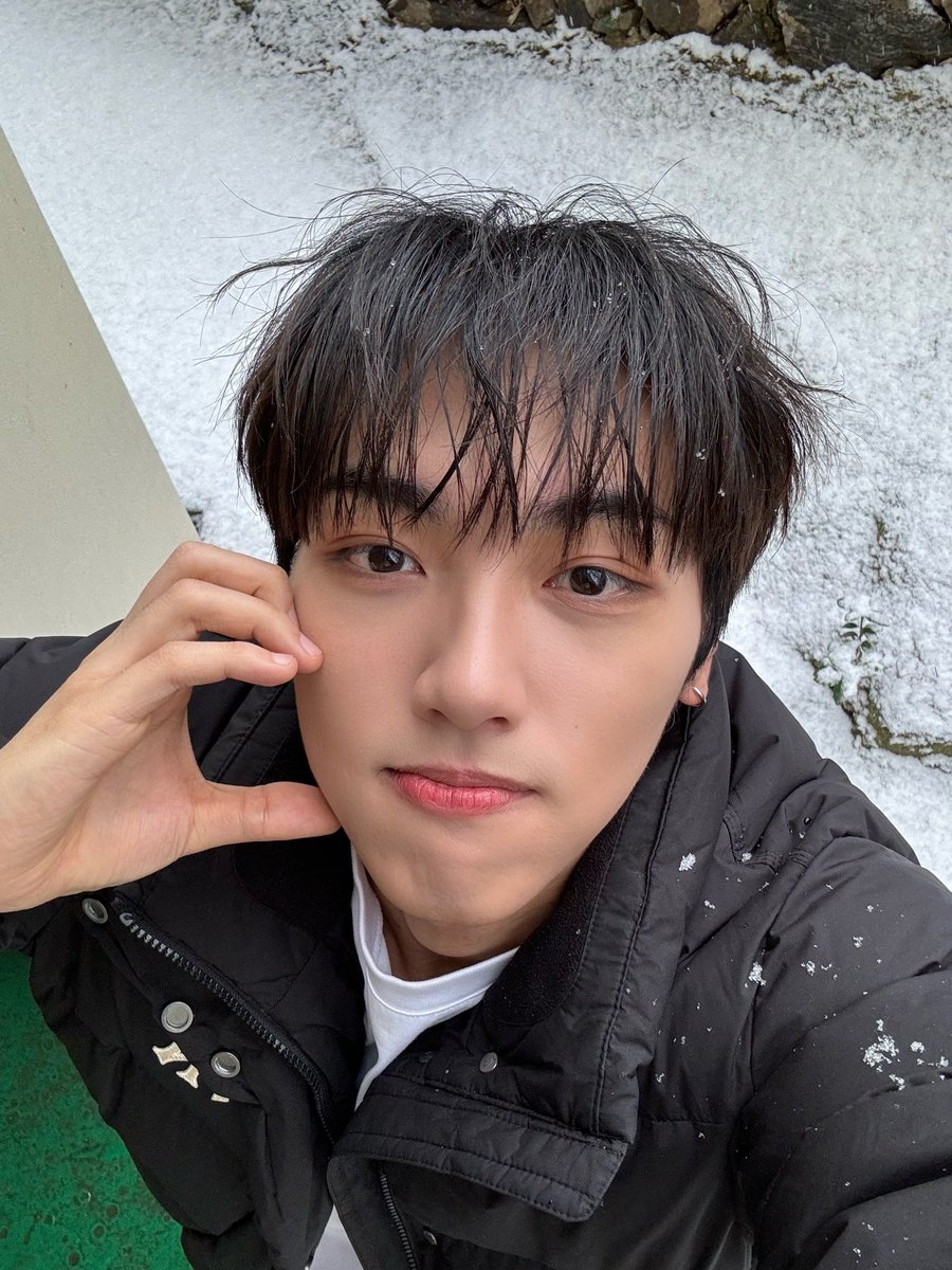 allfor24kplus's tweet photo. [Xiwoo Update]
It's not that cold this week❄️

Het is niet zo koud deze week❄️

#24Kplus #투포케이플러스 #RollerCoaster #롤러코스터 #시우 #XIWOO #しう https://t.co/PJ82FQp5CD