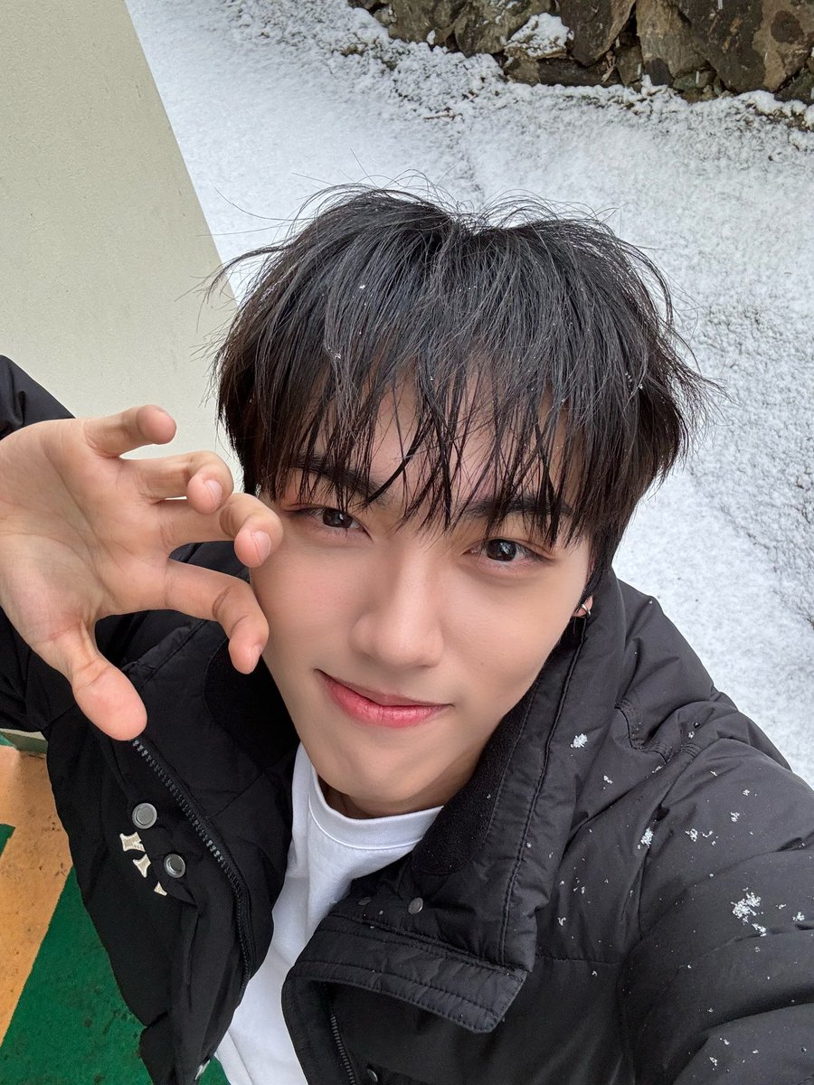 allfor24kplus's tweet photo. [Xiwoo Update]
It's not that cold this week❄️

Het is niet zo koud deze week❄️

#24Kplus #투포케이플러스 #RollerCoaster #롤러코스터 #시우 #XIWOO #しう https://t.co/PJ82FQp5CD