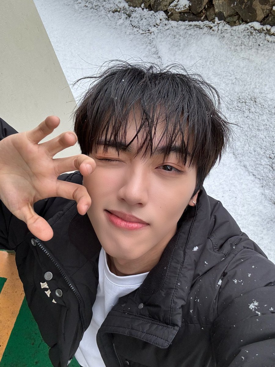 allfor24kplus's tweet photo. [Xiwoo Update]
It's not that cold this week❄️

Het is niet zo koud deze week❄️

#24Kplus #투포케이플러스 #RollerCoaster #롤러코스터 #시우 #XIWOO #しう https://t.co/PJ82FQp5CD