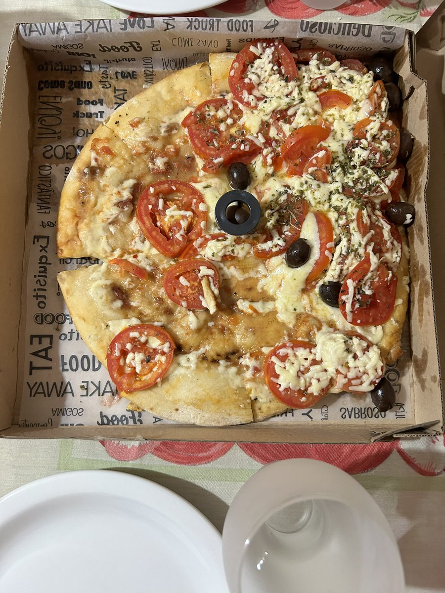 paitod's tweet photo. @pedidosya otra vez dando un servicio de excelencia. Pizzas chorreadas, incomibles, para tirar. Delincuentes!!!!! #pedidosya #verguenza https://t.co/Y1qB8p1A6k