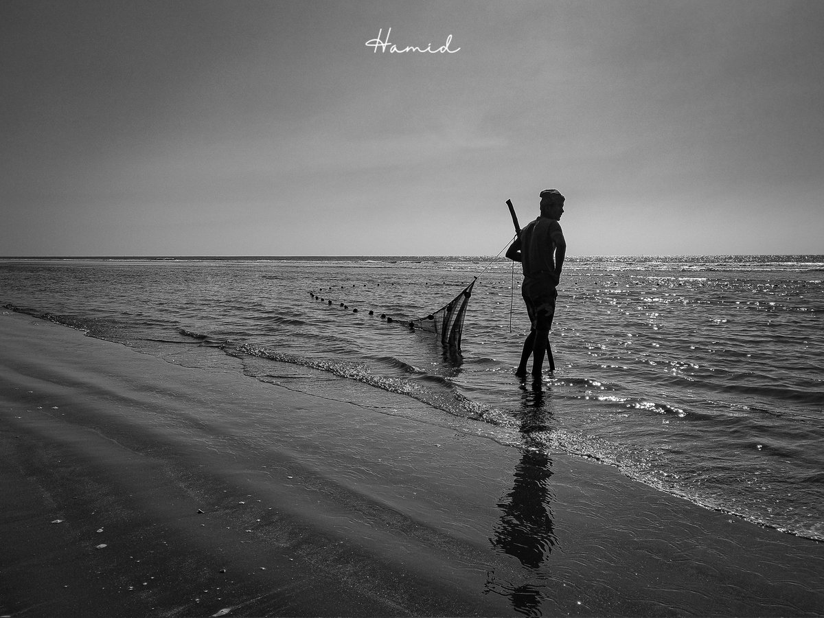 Hamid__Hossen's tweet photo. Fishermen's life in the monochromatic frame....! 

#CxbDiary #photostory #streetphotography https://t.co/p7vVrhGaws