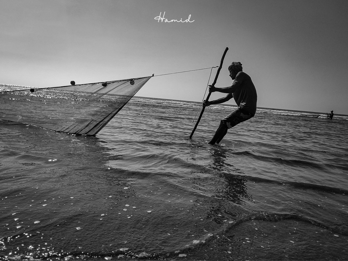 Hamid__Hossen's tweet photo. Fishermen's life in the monochromatic frame....! 

#CxbDiary #photostory #streetphotography https://t.co/p7vVrhGaws