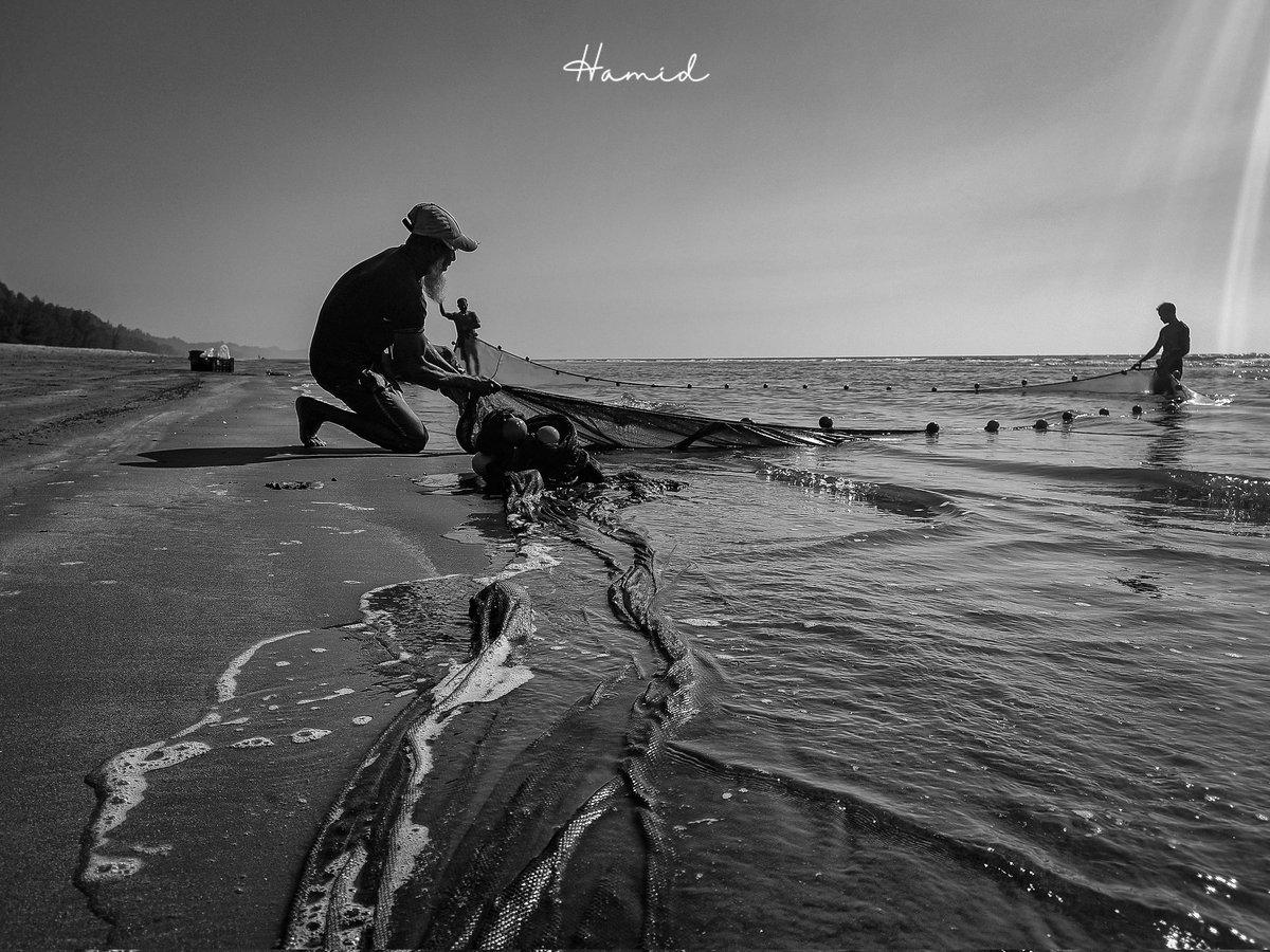 Hamid__Hossen's tweet photo. Fishermen's life in the monochromatic frame....! 

#CxbDiary #photostory #streetphotography https://t.co/p7vVrhGaws