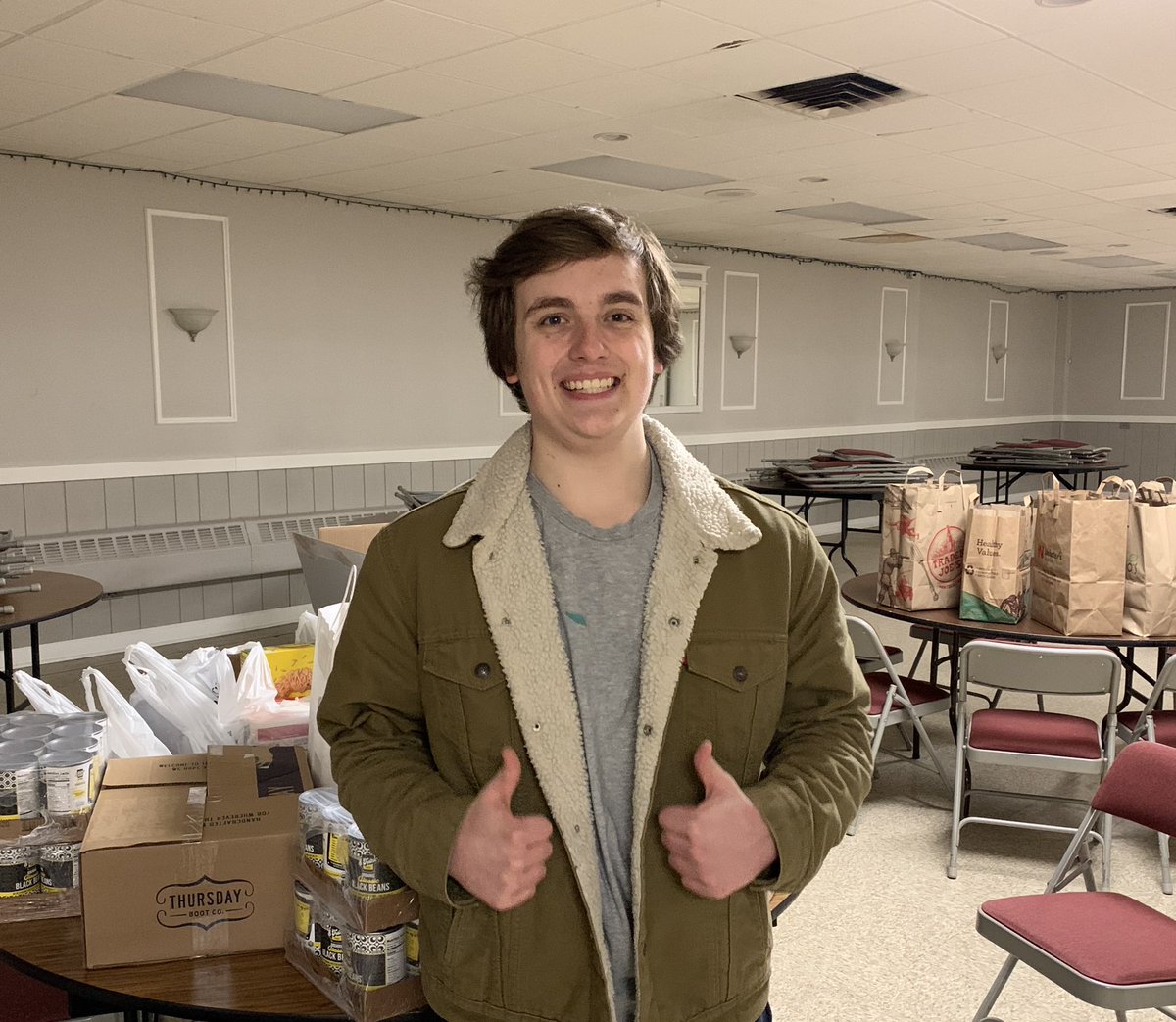 PaulOnischuk's tweet photo. Jack A. may have moved on from @SaintViatorGolf to @ViatorBowling, but he will always be a #Lion—and a very impactful one at that! So proud of him for organizing a food drive, and for his fellow athletes @ViatorBowling for helping make it happen. #TheViatorWay #GoLions 🦁🏌️♂️🎳 https://t.co/VTlUTCZxnz