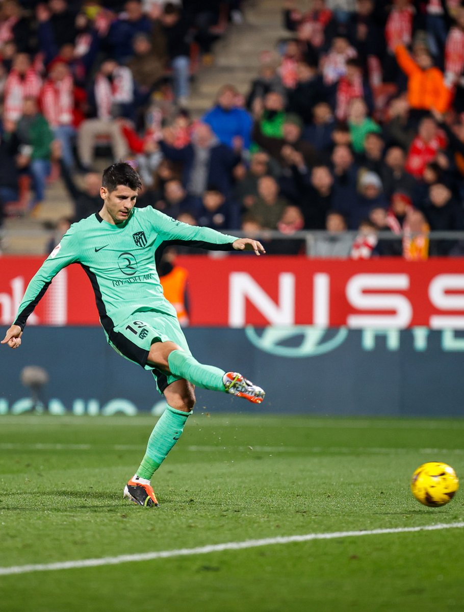 eusebiojesus's tweet photo. #GironaAtleti 4-3😠 Monumento al fútbol 👏👏👏en Montilivi en partido de #LALIGAEASPORTS que acabó con derrota inmerecida de un Atleti que dio la cara🫤. El triplete de @AlvaroMorata💪💪💪no fue suficiente para doblegar a un gran #Girona, que demostró su solvencia. #AupaAtleti 👏 https://t.co/GpMO0SEOwD