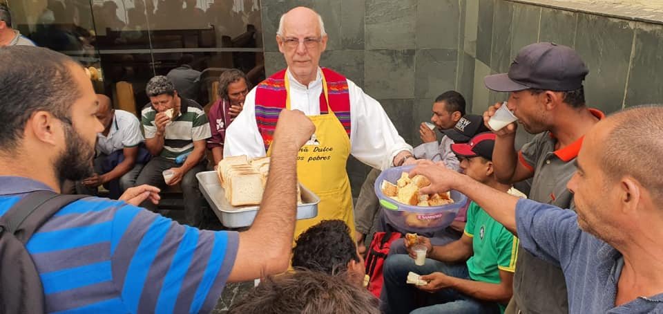 delucca's tweet image. o terrível padre julio lancellotti e sua missão horrenda de alimentar, dar dignidade e tratar com dignidade a pessoas que não tem direito a nada, muito diferente do que se espera de um cristão.