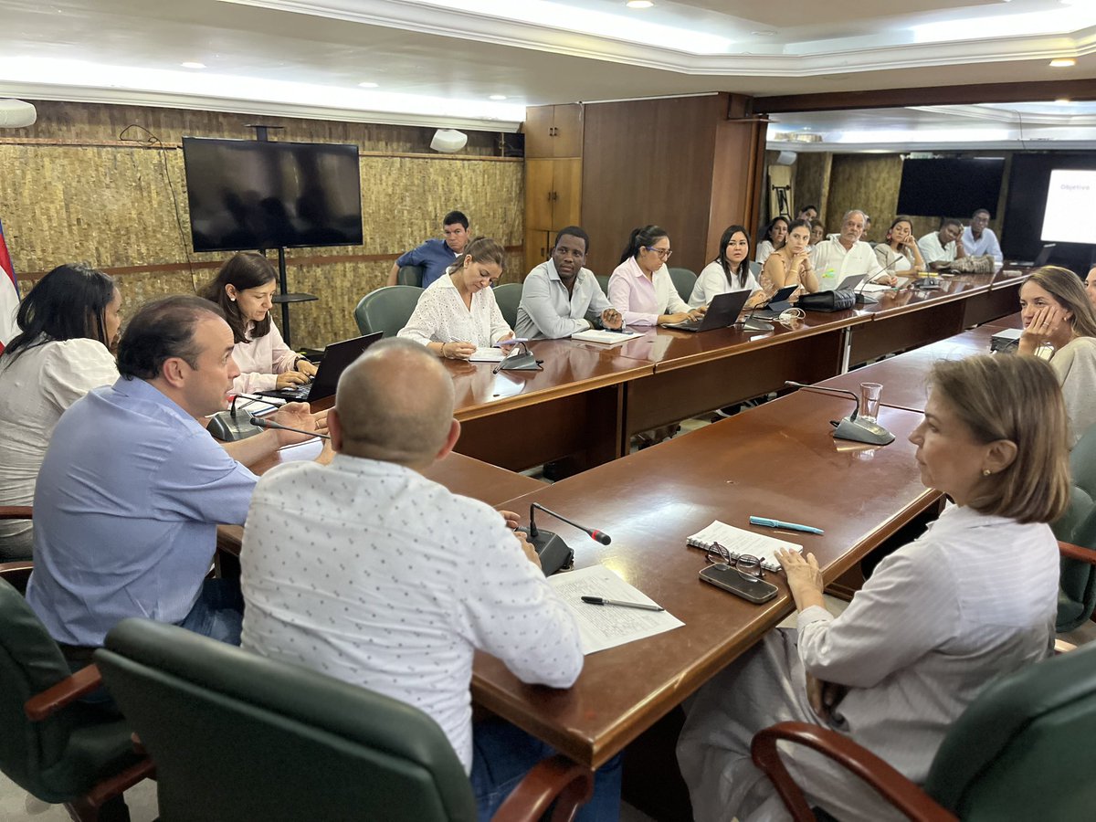 alejoeder's tweet photo. ¡A Cali la vamos a poner bella!

Estamos trabajando con miembros de mi gabinete y @ProPacificoOrg , para comenzar a limpiar, pintar y ordenar la ciudad entre todos. 

Vos también harás parte de esto. pendientes. https://t.co/hAZAXKDgSb
