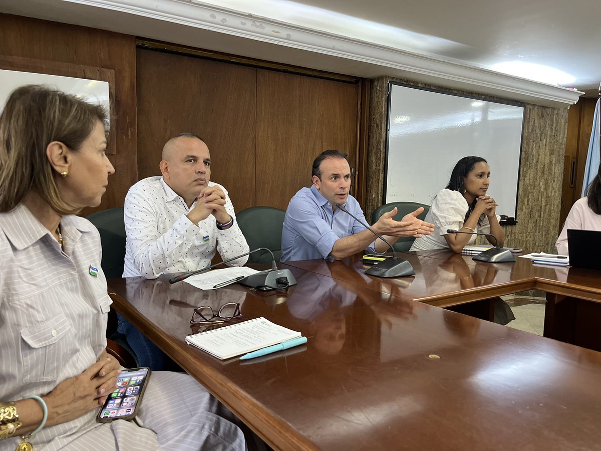 alejoeder's tweet photo. ¡A Cali la vamos a poner bella!

Estamos trabajando con miembros de mi gabinete y @ProPacificoOrg , para comenzar a limpiar, pintar y ordenar la ciudad entre todos. 

Vos también harás parte de esto. pendientes. https://t.co/hAZAXKDgSb
