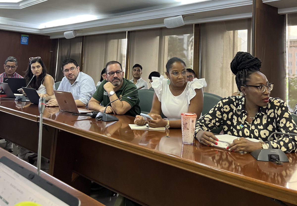 alejoeder's tweet photo. ¡A Cali la vamos a poner bella!

Estamos trabajando con miembros de mi gabinete y @ProPacificoOrg , para comenzar a limpiar, pintar y ordenar la ciudad entre todos. 

Vos también harás parte de esto. pendientes. https://t.co/hAZAXKDgSb