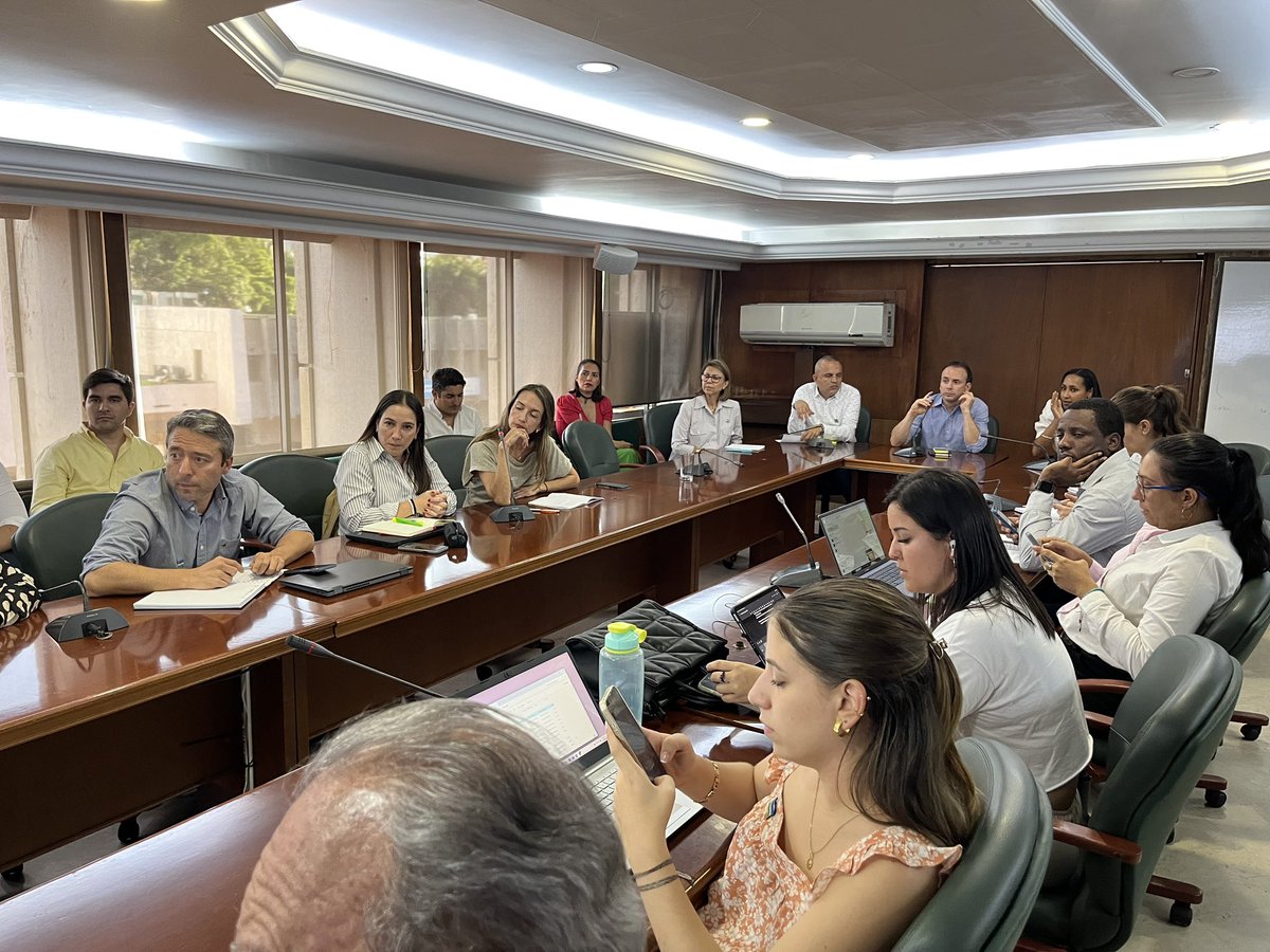 alejoeder's tweet photo. ¡A Cali la vamos a poner bella!

Estamos trabajando con miembros de mi gabinete y @ProPacificoOrg , para comenzar a limpiar, pintar y ordenar la ciudad entre todos. 

Vos también harás parte de esto. pendientes. https://t.co/hAZAXKDgSb