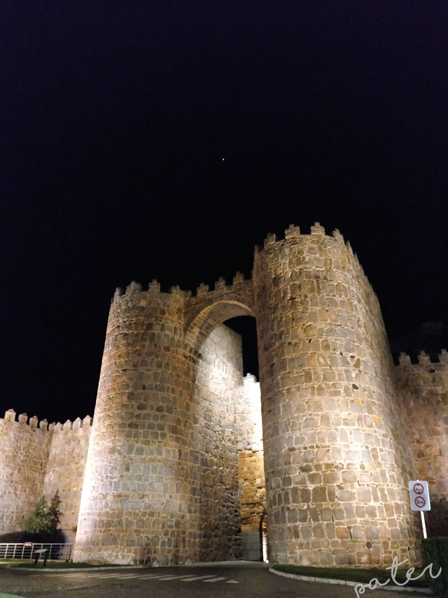 Las puertas de la muralla de #Ávila eras vigiladas y defendidas por el personal de los palacios más próximos pero la orden de abrir o cerrar las puertas era competencia exclusiva del Alcaide del Alcázar real.

Tengan cuidado ahí fuera.