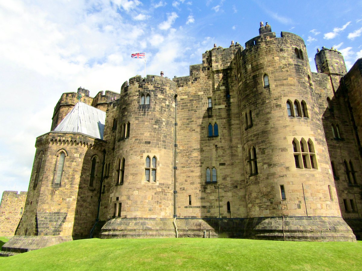 #Northumberland is full of incredible places – #Alnwick is just one of them! Here's why you need to visit this historic and charming town 🥰🏰 #VisitAlnwick #VisitNorthumberland #DiscoverNorthumberland @VisitNland @discovernland awaywithmaja.com/why-you-should…