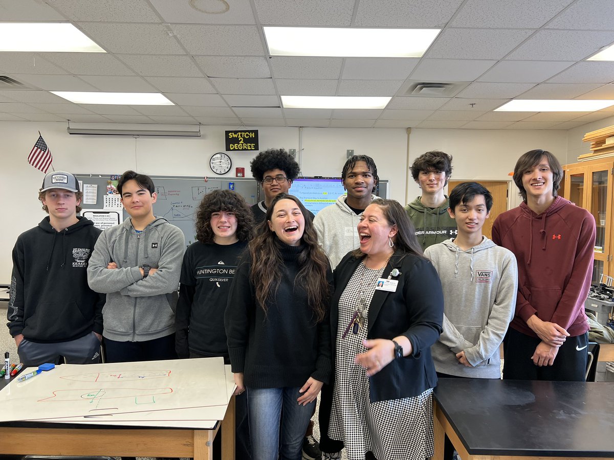 senorajenmorris's tweet image. When @mkleonard63 told me a former @LandstownEagles was visiting this afternoon, I couldn’t believe it was Izzy! . She was in my AP English class in 2014.👀 So happy she came back to share some wisdom with current @STEMAcademyLHS students. #circleback #EagleExcellence
