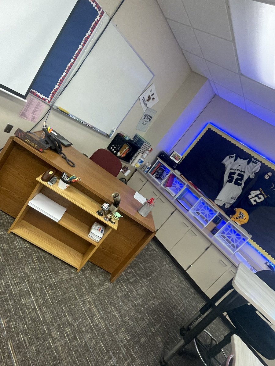 AustinMixer1's tweet photo. Still crazy to me that it’s already here, have to thank Mount Pleasant for giving me the opportunity to start teaching!! https://t.co/zE4ngdCbRr