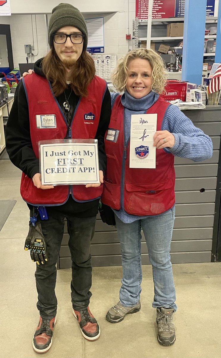 Lowes2374's tweet photo. Our #Garden #Associate Dylan just got his #first #credit #app here at @lowes2374!!! Garden #Supervisor Jessica got to #celebrate Dylan with his first #Service #Star!! #Awesome Job Dylan!! We #appreciate you and everything you do for us! #crushingit #loweslife @Anthony_Battle1 https://t.co/P1TEIpuP75