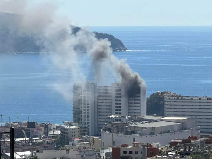JLMNoticias's tweet image. #Nacional, Se incendió la parte alta de una de las torres del Hotel Emporio en Acapulco, Guerrero, la tarde de hoy miércoles 3 de enero. El hotel aún se encontraba en rehabilitación luego de quedar severamente dañado por el paso del #HuracánOtis en octubre del año pasado.