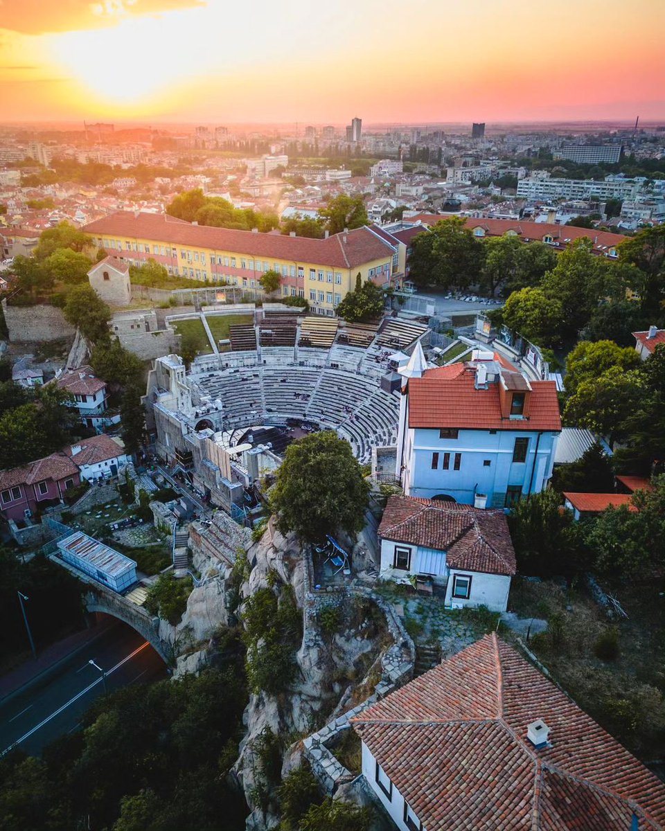 Inexpensive, but Beautiful European Cities to Visit
A Thread 🧵

If you want a beautiful Europe vacation without breaking the bank, skip Paris, London, or Zurich for one of these more affordable destination options.

Plovdiv, Bulgaria 🇧🇬