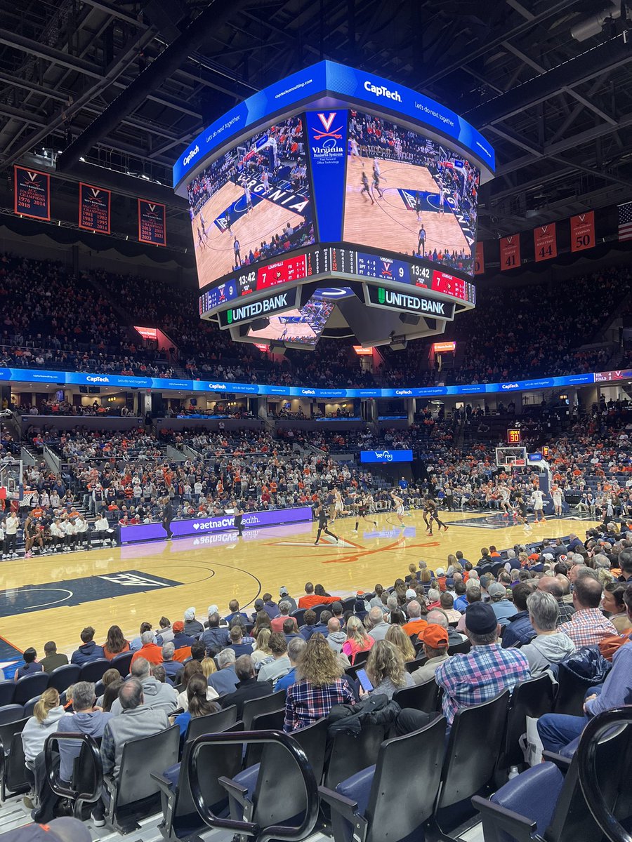 amyecfitz's tweet photo. Best seats in JPJ tonight thanks to @JonEasystep &amp; @Good_Feet_Group! Go Hoos!! 🏀 https://t.co/Z3p5RVfayT