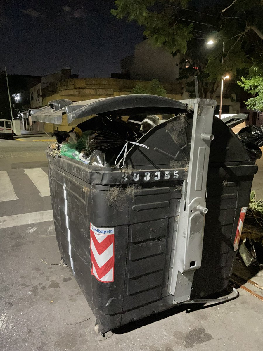 eLeMeQ's tweet photo. @jorgemacri @horaciorlarreta @mauriciomacri @dzapatillas @gcba dejen de pelotudear y pónganse a laburar !!! Hace 3 semanas tengo un juntadero de mugre y mosquitos, ramas colgando de arbol, contenedores explotados desde el 31… me canse de hacer reclamos al 147 y al 103… https://t.co/V2dTef4HJE