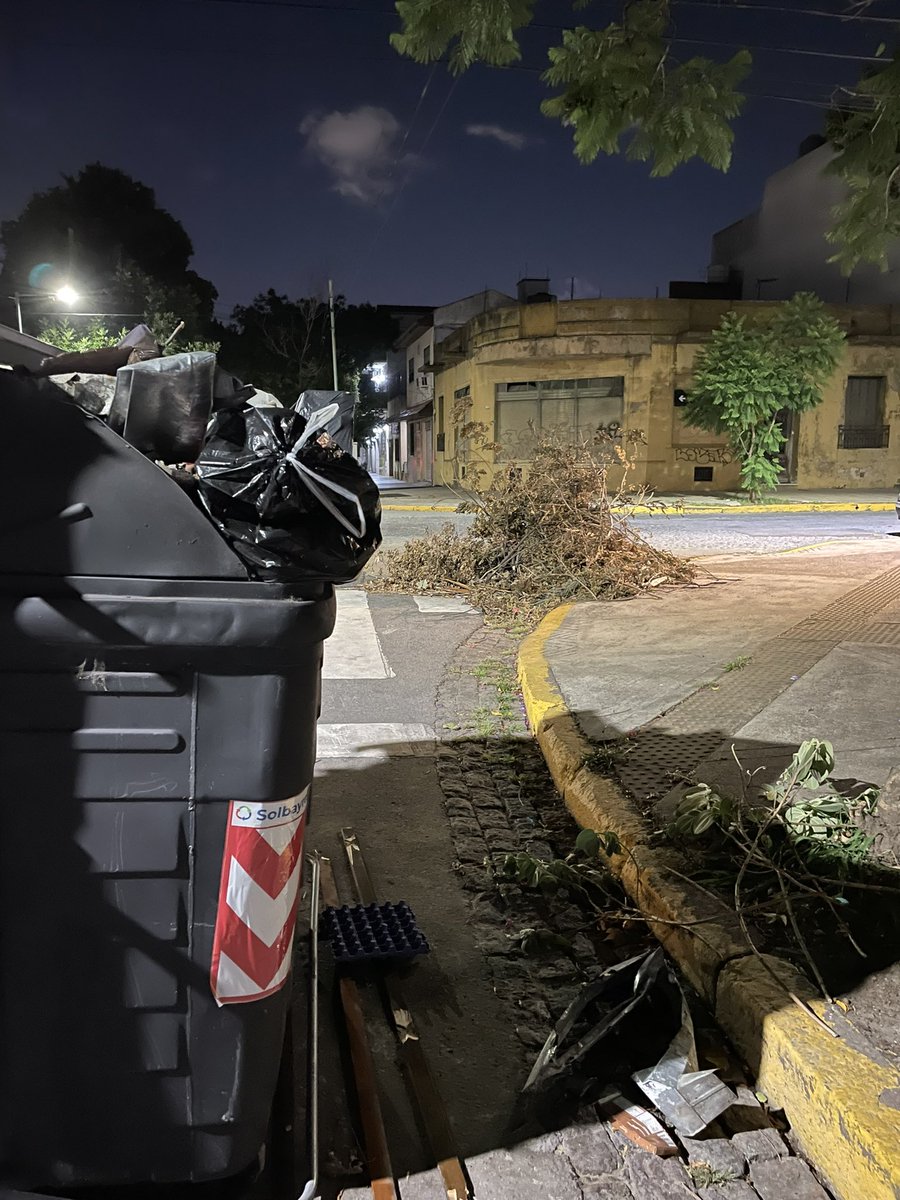 eLeMeQ's tweet photo. @jorgemacri @horaciorlarreta @mauriciomacri @dzapatillas @gcba dejen de pelotudear y pónganse a laburar !!! Hace 3 semanas tengo un juntadero de mugre y mosquitos, ramas colgando de arbol, contenedores explotados desde el 31… me canse de hacer reclamos al 147 y al 103… https://t.co/V2dTef4HJE