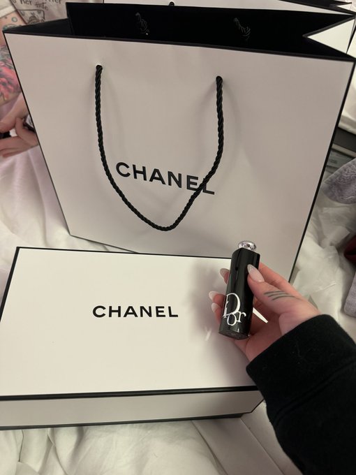2 pic. New years gifts making me feel like a princess ?♥️ https://t.co/4hyg9ki0Ka