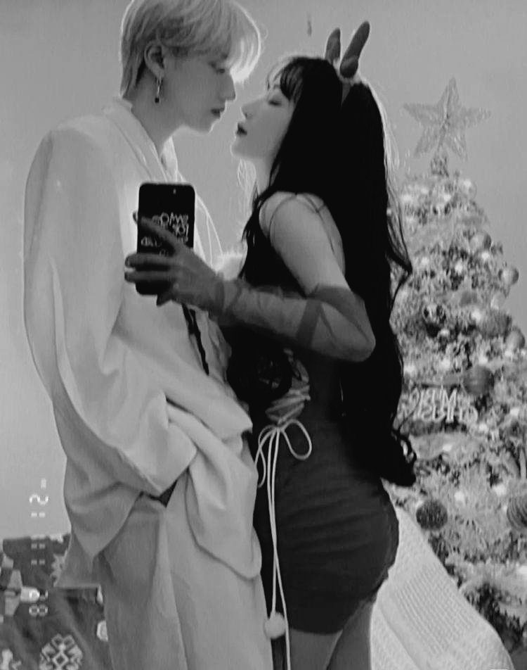 Não precisa estar exatamente na data pra postar, certo?
— Eu não pedi nada nesse natal, pois eu já tenho tudo o que eu desejo em você, você é o maior presente da minha vida, eu te amo, para todo sempre.