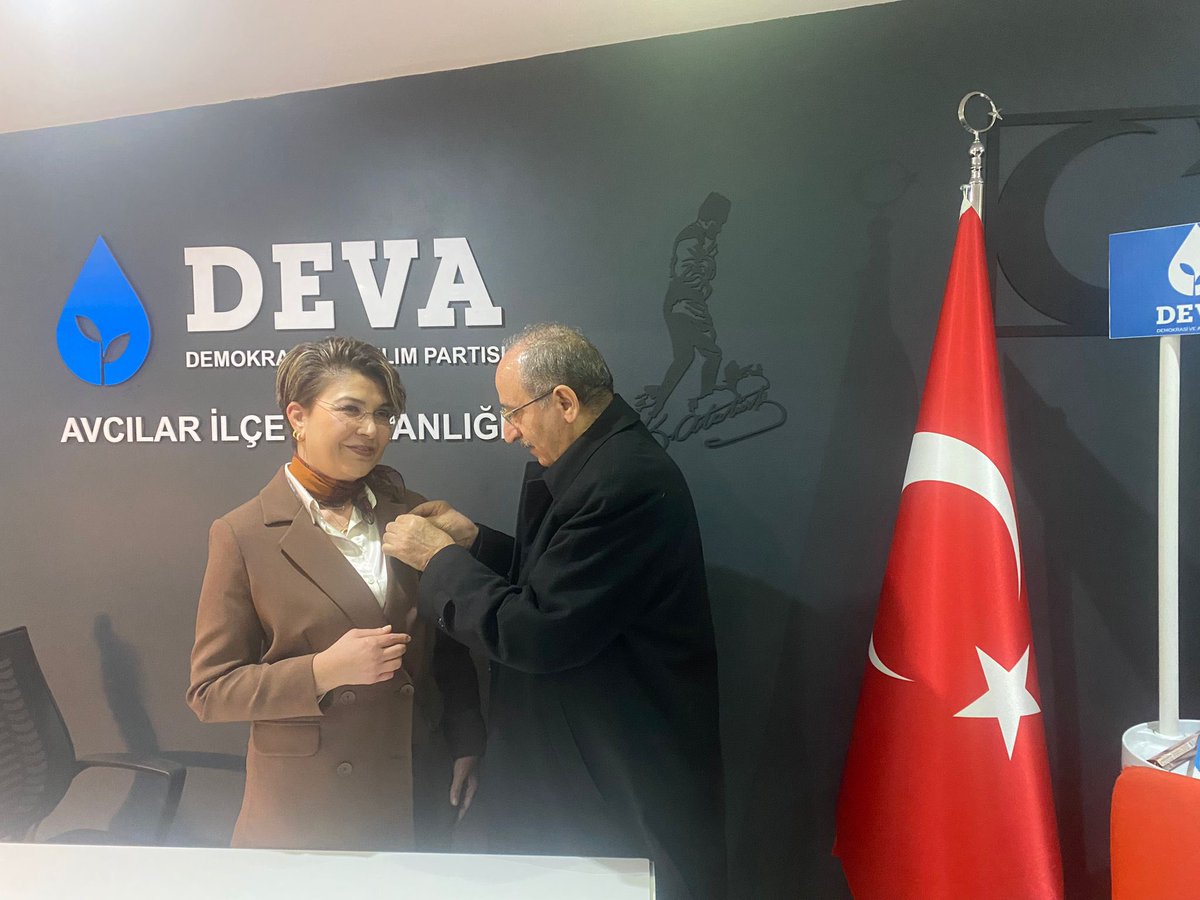 Bugün Avcılar Teşkilatımıza katılım sağlayan Fatma Karataş hanımefendiye rozetini Sn Millet vekilimiz <a href="/medeniylmz/">Dr. Medeni Yılmaz</a> rozetini taktı DEVA PARTİSİ’ne hoşgeldiniz. Hayırlı olsun.<a href="/devapartisi/">DEVA Partisi</a> <a href="/fatmakaratas01/">Fatma Karataş</a>
