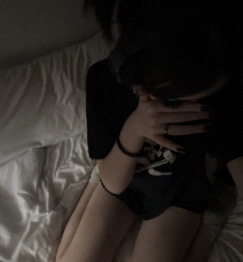 Guys im so hrny asf i cant masturbate cuz im in a hotel.