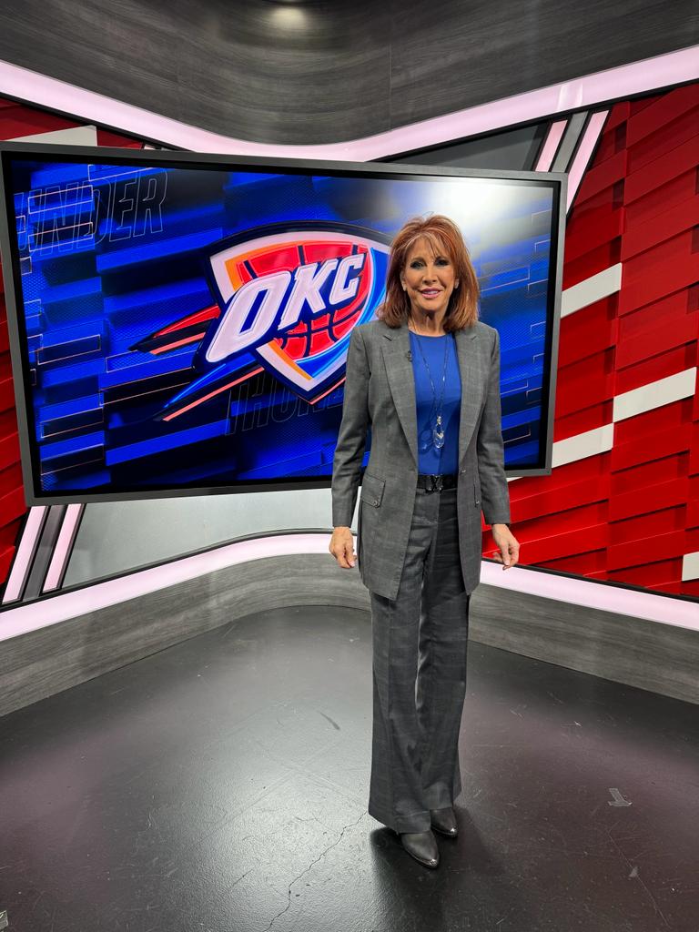 NancyLieberman's tweet photo. Thank you, @RevealSuits showing out on #Thunderlive
@okcthunder @ATLHawks
@NBA @BallySportsOK https://t.co/UiQTmXhSL2