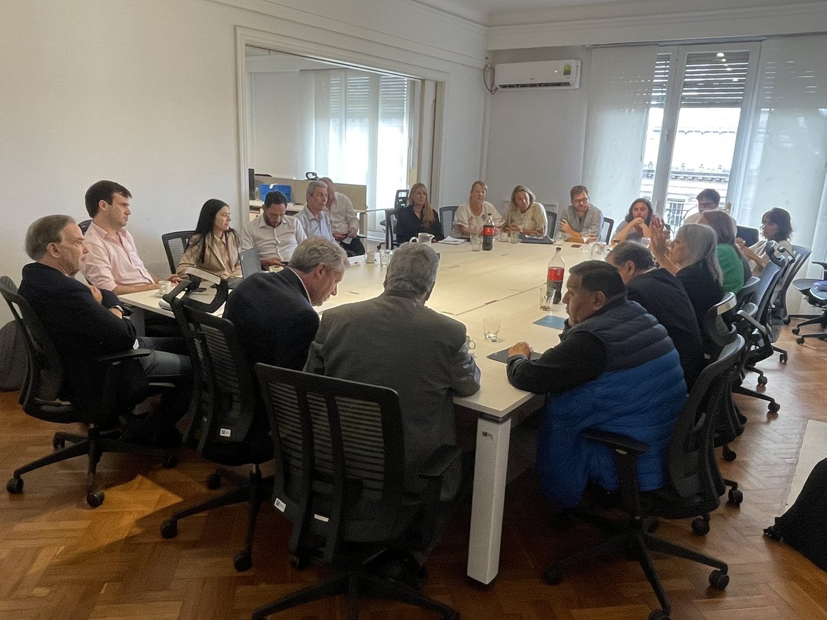 Reunión de bloque para debatir la Ley Ómnibus. El Presidente tiene un Congreso abierto a debatir el proyecto de Ley Ómnibus. Vamos a aportar ideas que corrijan errores y mejoren la norma. Estamos escuchando a distintos sectores afectados por las reformas.