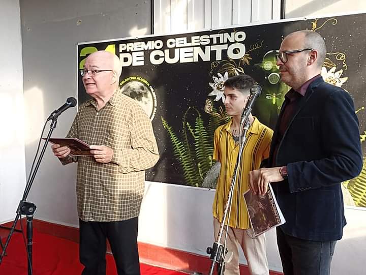 ahsjovenescuba's tweet photo. 🤓Nuestra #WebAHS nos acerca a la obra del artista visual Alejandro Zaldívar, y cómo llega a convertirse en uno de los diseñadores de la campaña de promoción de la lectura #LaLuzTePertenece, de la editorial holguinera @Ediciones_LaLuz .
👇🏻
https://t.co/FnXWtYHPkR
#AHSCuba https://t.co/HdnHh6kJ1r