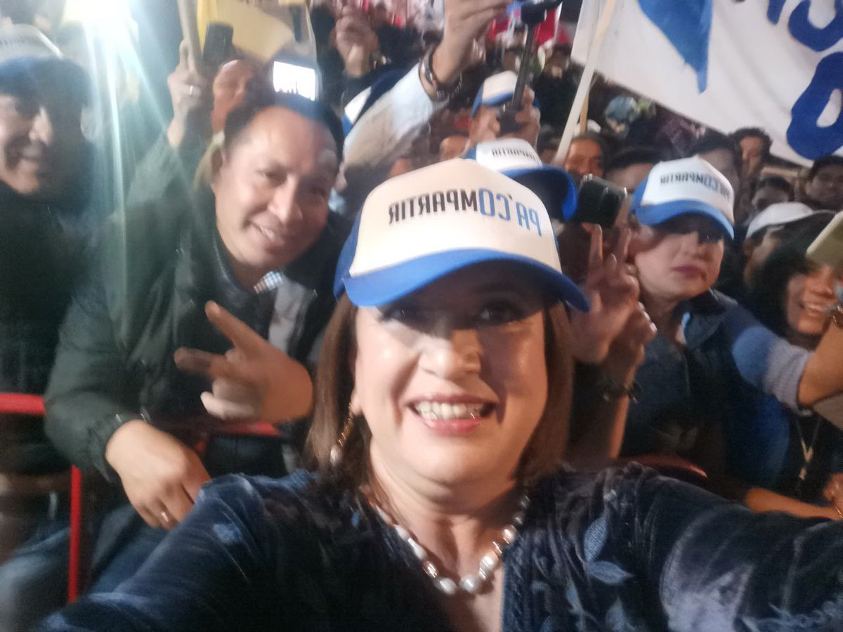 PacoMixcoatl's tweet photo. Acompañando a la futura Presidenta @XochitlGalvez y al próximo Gobernador @eduardorivera01 en el cierre de campaña con la militancia del @PANPuebla2124 . En San Andrés Cholula tendremos #AñoNuevoRumboNuevo porque tú #MerecesMás https://t.co/jvaEGKRFS0
