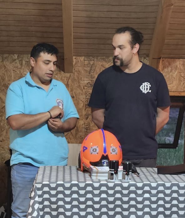 📍ceremonia solemne📍
El dia de hoy nuestro comandante Don Cristian Poblete Cuevas asistió al cambio de mando operativo y administrativo de la cuarta comañia de bomberos “bomba caburgua”