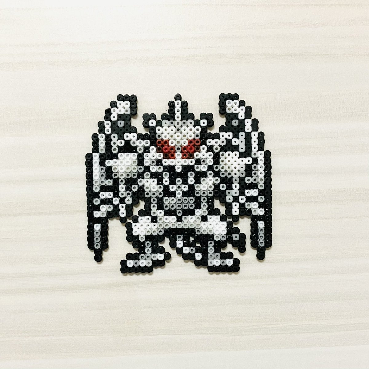 ebi_muki's tweet photo. アイロンビーズでドラクエモンスター
「ヘルビースト」

ドラクエ6にて初登場。ムドーの城に出てくる中ボス的な立ち位置。ムドー戦でめちゃくちゃ役に立つ「ほのおのツメ」をゲットするためにはコイツとのバトルは避けられなかった。7にも登場しているらしいがそちらは全���記憶にない…。 https://t.co/0H7yoKDkAk