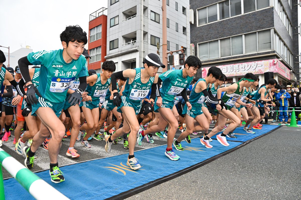 ryomamarathon's tweet photo. #青山学院大学駅伝チーム の皆さま
#第100回箱根駅伝 総合優勝おめでとうございます！

2/18の #高知龍馬マラソン2024 で、フレッシュグリーンのユニフォームの皆さまが、土佐路を駆け抜ける姿を、楽しみにしております！

(写真：高知龍馬マラソン2023の様子) https://t.co/sWJa6cekPP