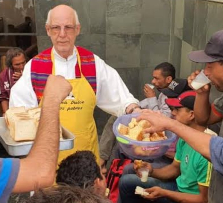 luanufal's tweet photo. Padre alimentando os pobres // Pastor de Gucci na Louis Vuitton https://t.co/VLArUZASDH