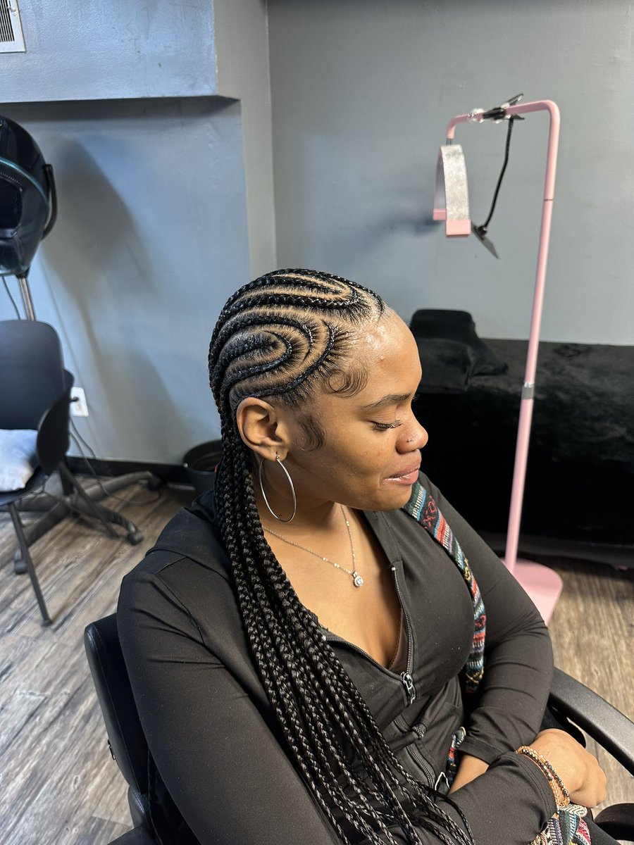 daybaeeee's tweet photo. @1doubleC book me as yall new braider🤣 styledbyday._ on ig (west Philly) and Penn state main campus🎀 https://t.co/gzUhid1jho