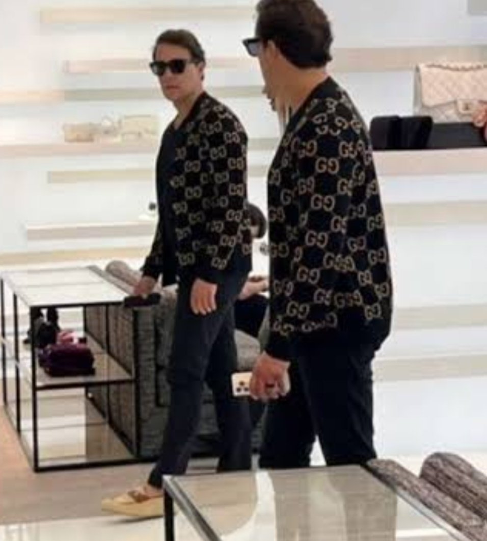luanufal's tweet photo. Padre alimentando os pobres // Pastor de Gucci na Louis Vuitton https://t.co/VLArUZASDH
