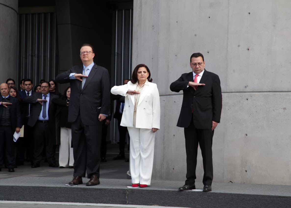 TEE_Chihuahua's tweet photo. 📌Las Magistraturas que integran el @TEE_Chihuahua acudieron a la Ceremonia Cívica con motivo de la Primera Sesión Pública de 2024 del Pleno de la Sala Superior del @TEPJF_informa, encabezada por la Magistrada Mónica Soto Fregoso, Presidenta  del #TEPJF. 

@FFuentesBarrera @FdelaMataPizana @JanineOtalora