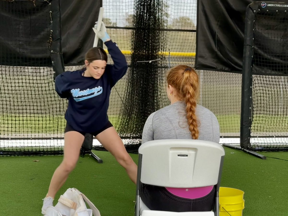 Got it one more lesson before she heads back. Thank you @samanthagraeter for working with me during the holiday break! @ExtraInningSB @JMVCAJUNS @TopPreps @LegacyLegendsS1 @_CoachAnthony @CoastRecruits @Estrada71Ray @htx_08 @AMAH_Herrera @KHSSoftball