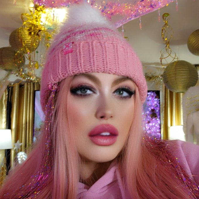 A Valentine's Day Barbie.  Will be setting up my new Room decor soon 💕  #Barbie #Valentines #Pink https://t<a href="/tag/pink"class="tags"><span>#pink</span></a><a href="/tag/barbie"class="tags"><span>#barbie</span></a><a href="/tag/valentines"class="tags"><span>#valentines</span></a>