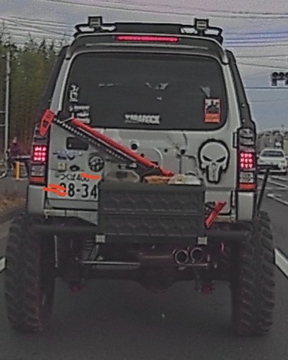 Winters88549360's tweet photo. この車って車検通るのかな・・
凄い爆音で走ってるんだけど、近所迷惑だし、朝や夜には睡眠妨害になるけど本人はカッコいいと思ってるんだよね（汗）

方向指示器も出さないし。
タイヤが飛んでった事故もあったと思うんだけど道交法違反とか車両整備法違反だったら、取り締まってほしいな・・ https://t.co/cjCYWOqLF6