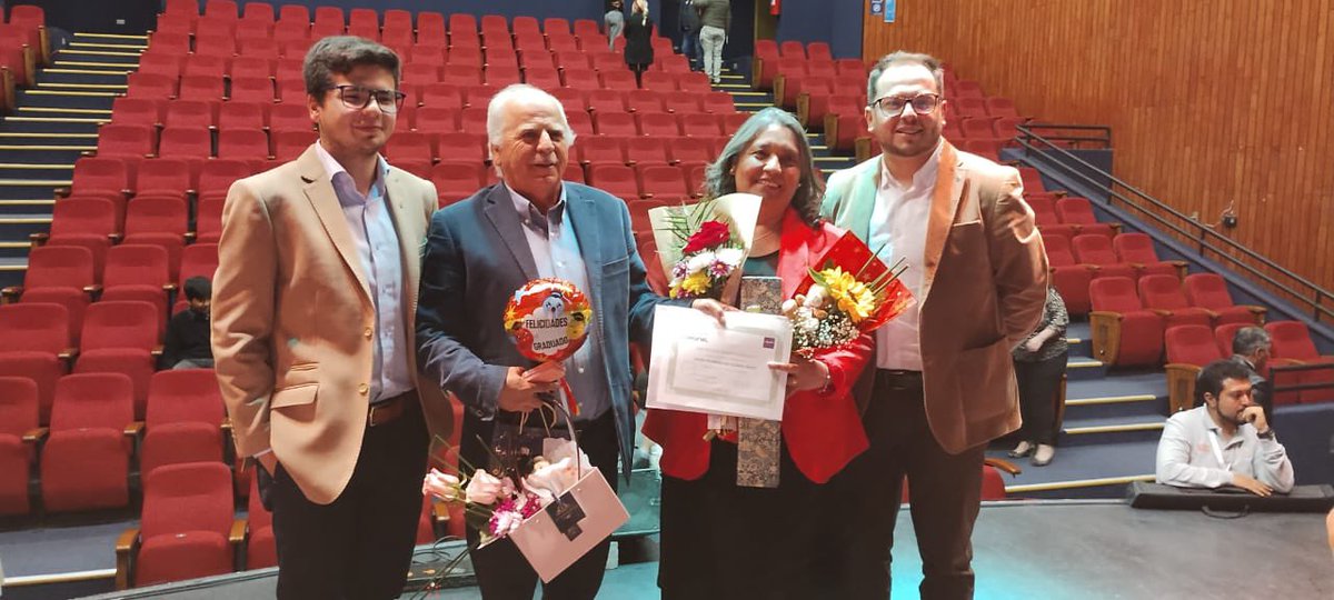 btorresduran's tweet photo. El otro día mi mamá se licenció de cuarto medio, junto a cerca de 60 adultos de Coronel, San Pedro y Concepción. Le pidieron que hiciera el discurso de su generación y la premiaron por su esfuerzo. https://t.co/binVmDQZIW