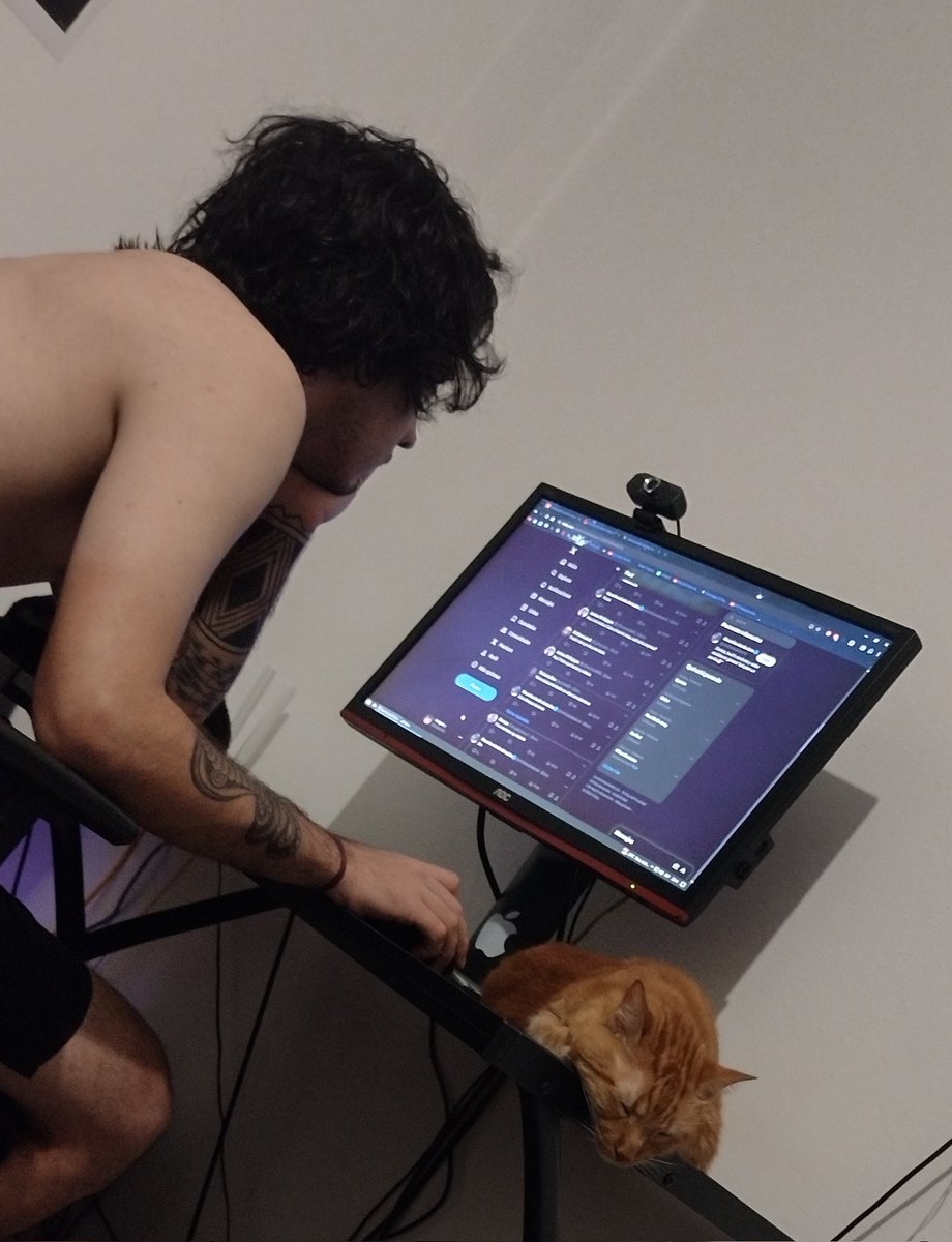 341Lagar's tweet photo. A mi me gusta mucho estar tirada y ver esto 💕 https://t.co/AzaVJN8G8S