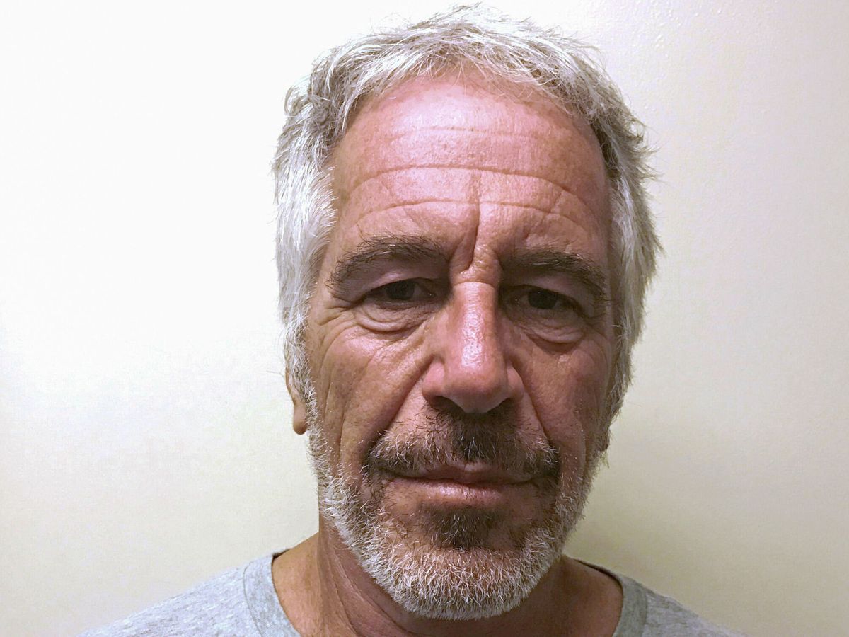 sopitas's tweet photo. 🚨Luego de varios días de espera, este miércoles se hicieron públicos documentos de una demanda relacionada al caso de Jeffrey Epstein, el magnate acusado de tráfico sexual de menores. 

Los documentos, que se espera que incluyan casi 200 nombres, podrían revelar nuevas pistas sobre la red de cómplices de Epstein. También se espera que se mencionen empresarios destacados, políticos y figuras del medio del espectáculo.